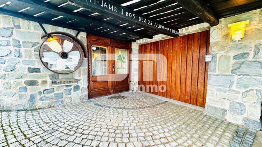 Hochwertiges effizientes Restaurant, Bar und große Wohnung mit Ausbaupotential und Terrasse - Haupteingang Restaurant und Garage